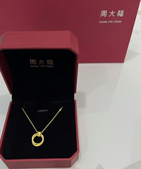 逛商场看到了周大福的双环项链,简约大方,果然入手了