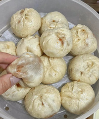 找了好久!这种油皮小笼包,酱汁浸着超级香
