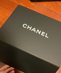 把我压箱底的包翻出来背背,几年前2万多买的,听说已经6万多了