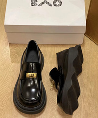 这双黑色大头小皮鞋也太好康了吧!波浪底增高显腿长