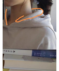 我找到了穿卫衣不卡脖的方法,快来学起!连baby都这样穿卫衣