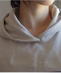 我找到了穿卫衣不卡脖的方法,快来学起!连baby都这样穿卫衣