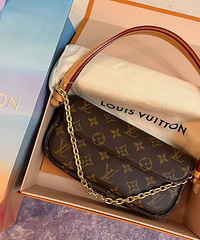 今年的第一个包包开箱!Lv新款ivy值得冲,我158背刚刚好