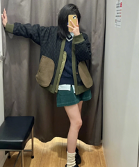 这条墨绿mini裙还蛮日系的,灯芯绒面料有复古味道