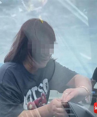 女子无牌上高速,马路中央怒砸车
