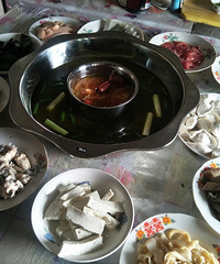 大年初一一家人吃了今年的第一顿火锅,全部自己做的