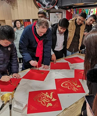 救山火的外教在重庆过中国年