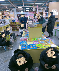 去了一趟书店,看到好多学生娃儿在打游戏