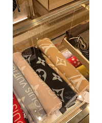 LV��ëΧ����ɲ�������̨���ָбȹ����ĺ�ʵ����