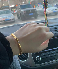 柜姐是会锁骨术吗?各种办法都戴不进去的手镯,10秒钟帮我搞定