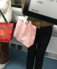 日渐务实的打工人,上班只提购物袋!你们呢