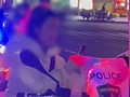 女子擅坐警车还撒娇