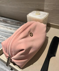 我宣布!lululemon的丝绒小包是最可爱的化妆包