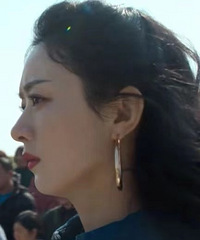 狠狠爱上了赵丽颖的复古穿搭,日常戴这种大耳环会不会很夸张?