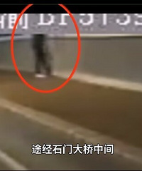 生死一瞬!公交司机救深夜轻生男子