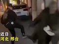 年轻人飞踢拾荒老人