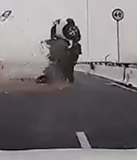 司机操作不当车侧翻起火,当场死亡