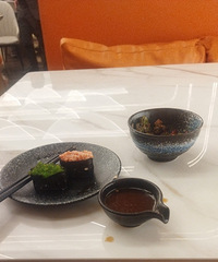 一个人也要开开心心地好好生活,当然还是希望两个人一起热爱生活