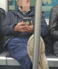 坐地铁遇到插队吐痰的大爷该怎么办
