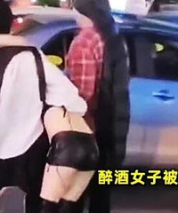 女子深夜穿着清凉醉后被两男人接走