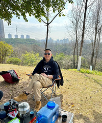 一个人也要好好生活:老年人摆摊喝茶厦门回来黑成煤炭