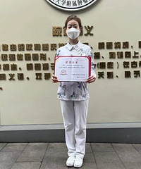 重庆护士跪救晕倒旅客获奖励