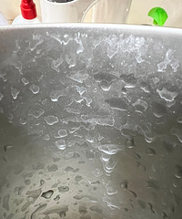 中法供水的自来水中白色物质是什么