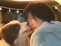 女网友摸狗被咬脸
