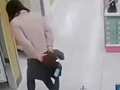 女子进试衣间尿裤子