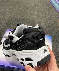 ����һ��˹����ؼң�Ů����������Ь