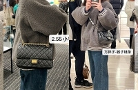 香奈儿试包现场,在外面排队半小时左右才进到店