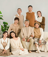 老人一辈子没拍过照,带他们拍全家福,特别高兴
