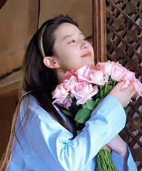 刘亦菲捧花头像三人模仿大赛,竟然输给男的!