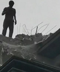 茶园某小区违建把房顶都掀了?