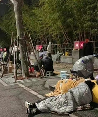 为见偶像粉丝们夜晚露宿街头