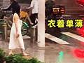 女子衣着单薄街头游荡
