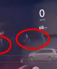 在无人陵园扫墓,汽车雷达显示人影