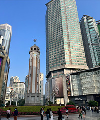 人民公园好多热情的阿姨叔叔,每人手拿一张纸,还有人在搞直播