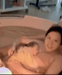 谢依霖自己动手剪脐带