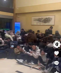 黄山一宾馆大堂挤满过夜游客