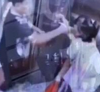 大妈因电梯门关得太快打女孩巴掌
