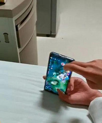 娃玩游戏被骂跳楼残疾后难戒瘾,父母病后喂娃吃药