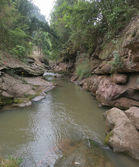 �ܱ�Ұ���㣬���ͺ�Ѩ��ͨ�γɵĺӵ���ժҰ��Ұ��