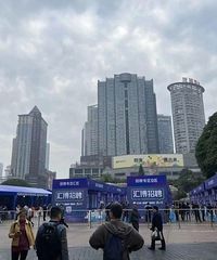 招聘会好卷,展销会、免费理发齐上阵