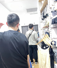 重庆人没衣服穿了吗!周一下午优衣库排了好多人