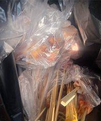 商量中午吃啥,瞬间决定烤烧烤,于是翘班买菜烤烧烤咯