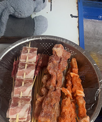 商量中午吃啥,瞬间决定烤烧烤,于是翘班买菜烤烧烤咯