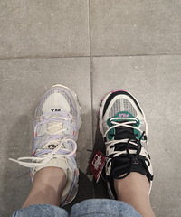在奥特莱斯,淘到喜欢的斐乐了,开心~