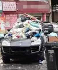 重庆一保时捷占消防通道被堆满垃圾