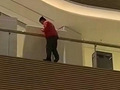 男子跳楼砸伤路人